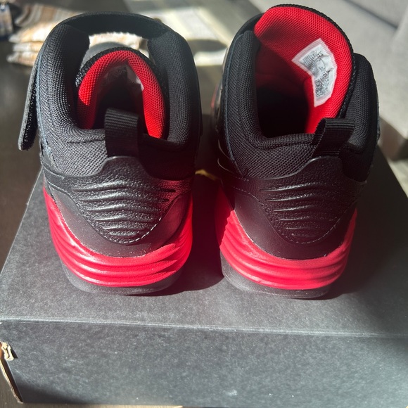 Jordan Max Aura 5 PS Kids Basketball Shoes Black/Red - Picture 10 of 13